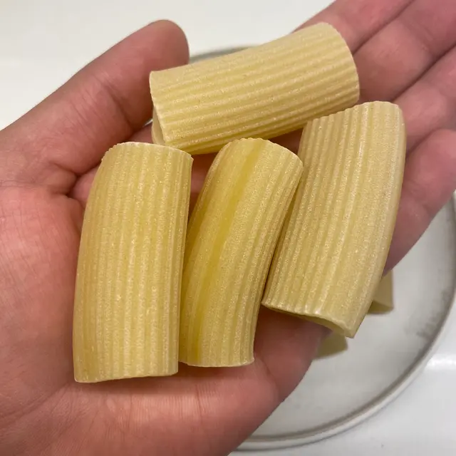 Paccheri in a hand