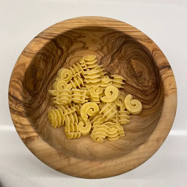 Radiatore in a round wooden bowl