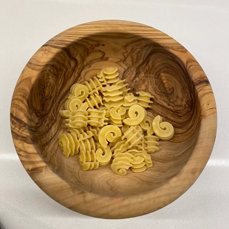 Radiatore in a round wooden bowl