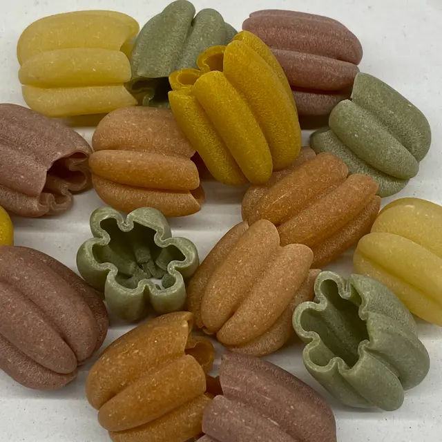 A close up shot of Zucchiette on a round white plate