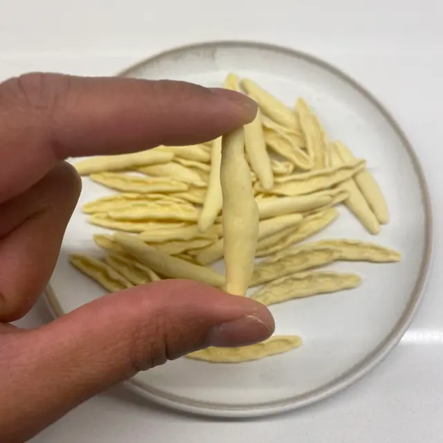 Foglie d’ulivo held between fingers