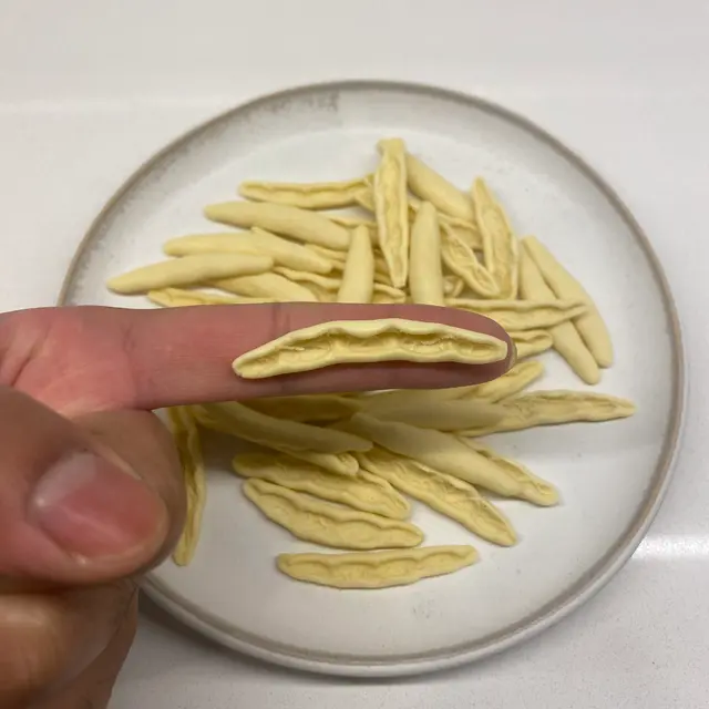 Foglie d’ulivo held between fingers