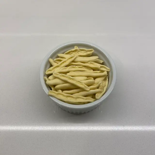 Foglie d’ulivo in a round white ramekin