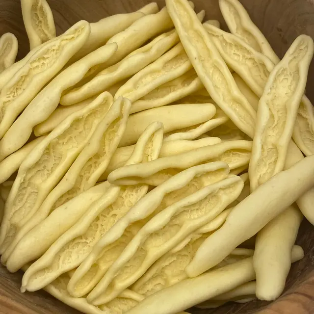 A close up shot of Foglie d’ulivo in a round wooden bowl