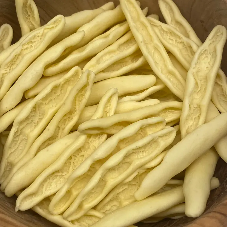 A close up shot of Foglie d’ulivo in a round wooden bowl