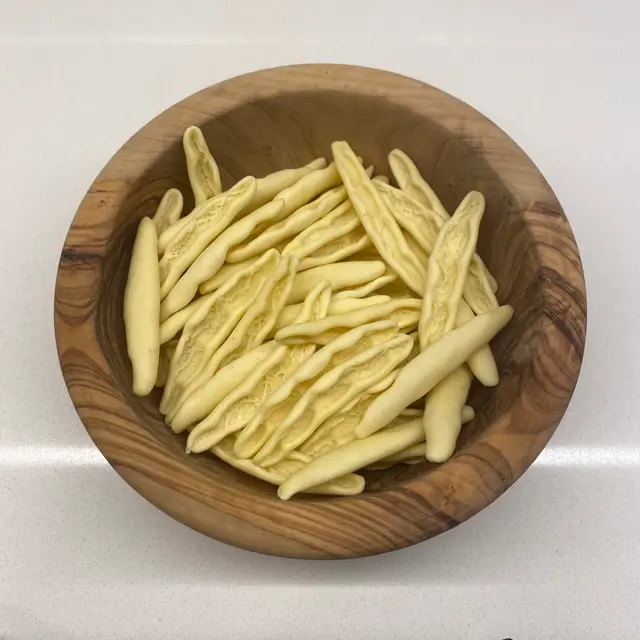 Foglie d’ulivo in a round wooden bowl