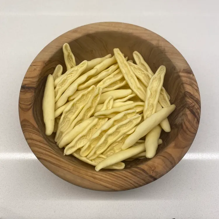 Foglie d’ulivo in a round wooden bowl