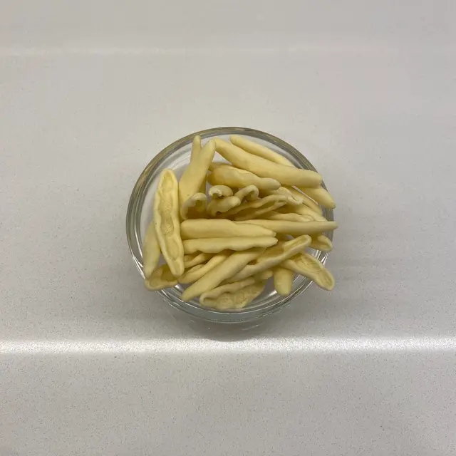 Foglie d’ulivo in a small round white glass bowl