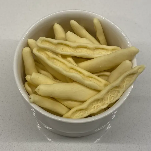 A close up shot of Foglie d’ulivo in a small white bowl