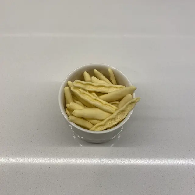 Foglie d’ulivo in a small white bowl