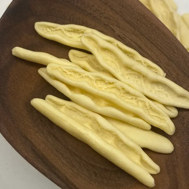 A close up shot of Foglie d’ulivo in a wooden serving spoon