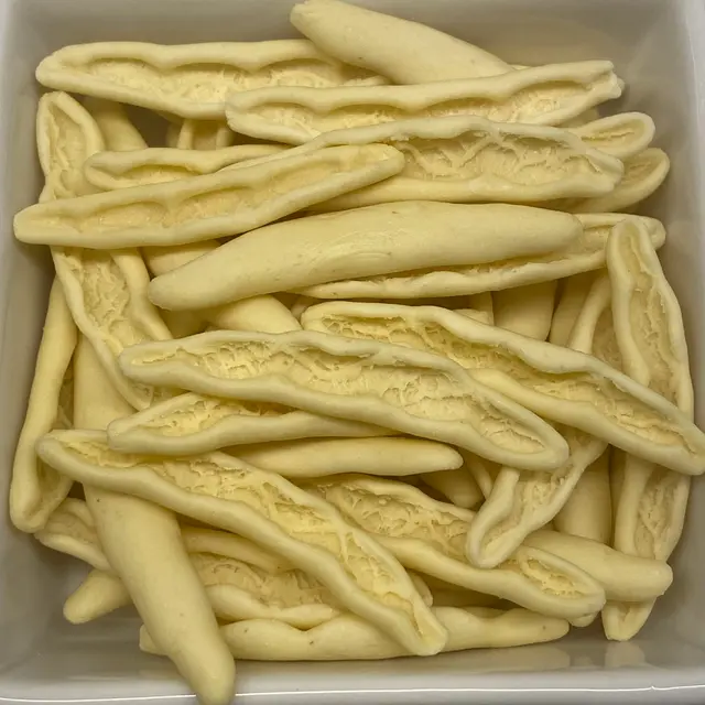 A close up shot of Foglie d’ulivo in a square white glass bowl