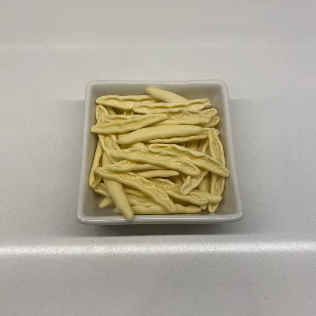 Foglie d’ulivo in a square white glass bowl